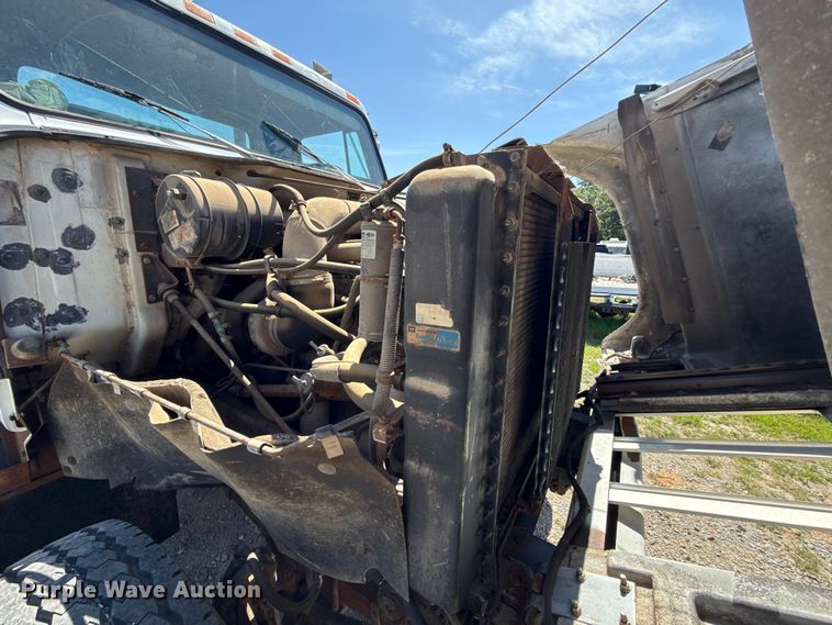 image for item ET6405 1991 International 2574 6X4 winch truck