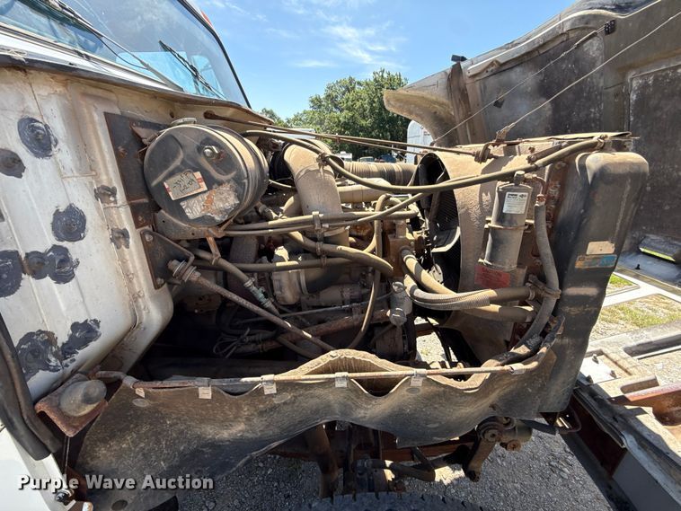 image for item ET6405 1991 International 2574 6X4 winch truck
