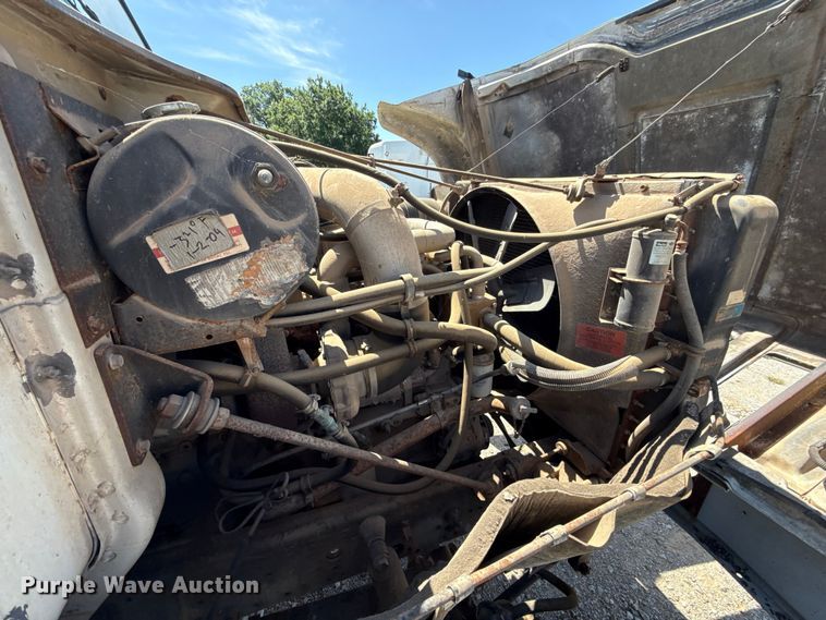 image for item ET6405 1991 International 2574 6X4 winch truck
