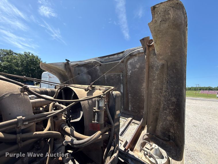 image for item ET6405 1991 International 2574 6X4 winch truck