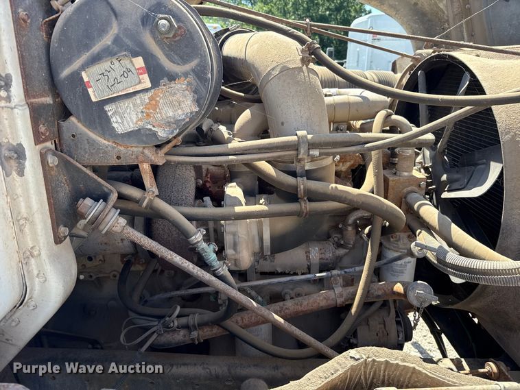 image for item ET6405 1991 International 2574 6X4 winch truck