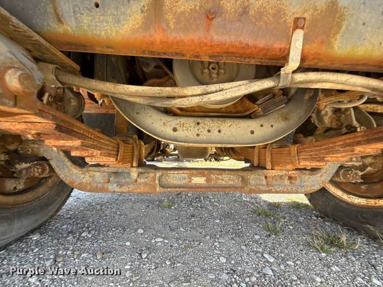 image for item ET6405 1991 International 2574 6X4 winch truck