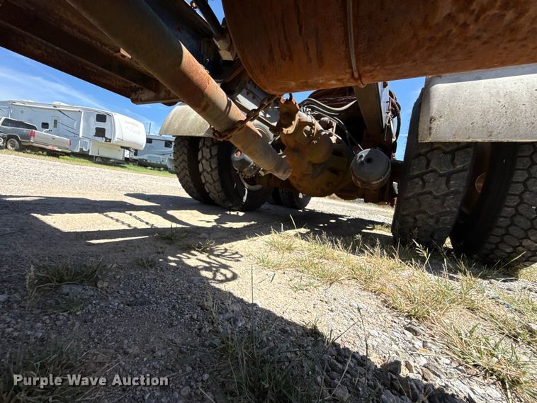image for item ET6405 1991 International 2574 6X4 winch truck