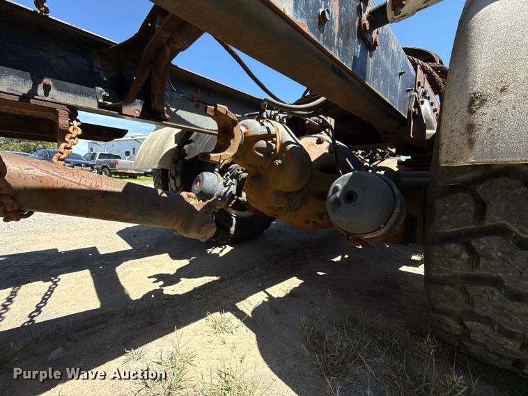 image for item ET6405 1991 International 2574 6X4 winch truck