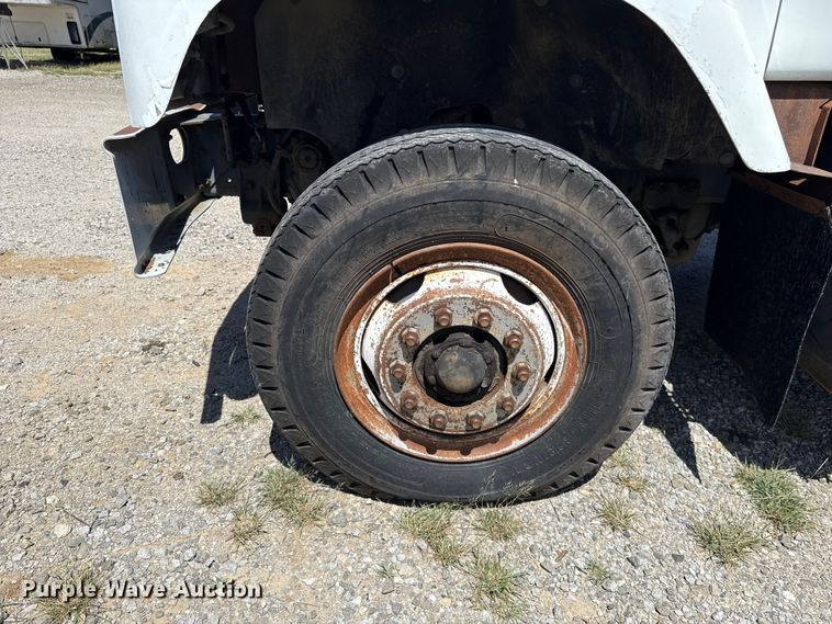 image for item ET6405 1991 International 2574 6X4 winch truck
