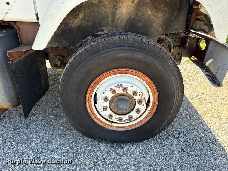 image for item ET6405 1991 International 2574 6X4 winch truck