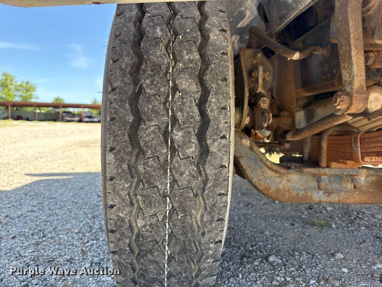image for item ET6405 1991 International 2574 6X4 winch truck