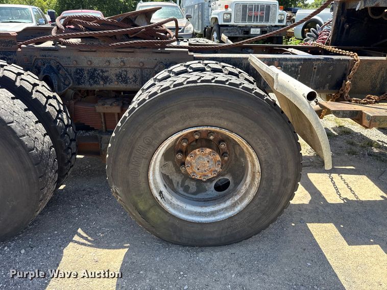 image for item ET6405 1991 International 2574 6X4 winch truck