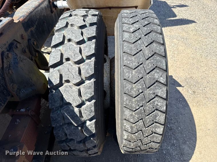 image for item ET6405 1991 International 2574 6X4 winch truck