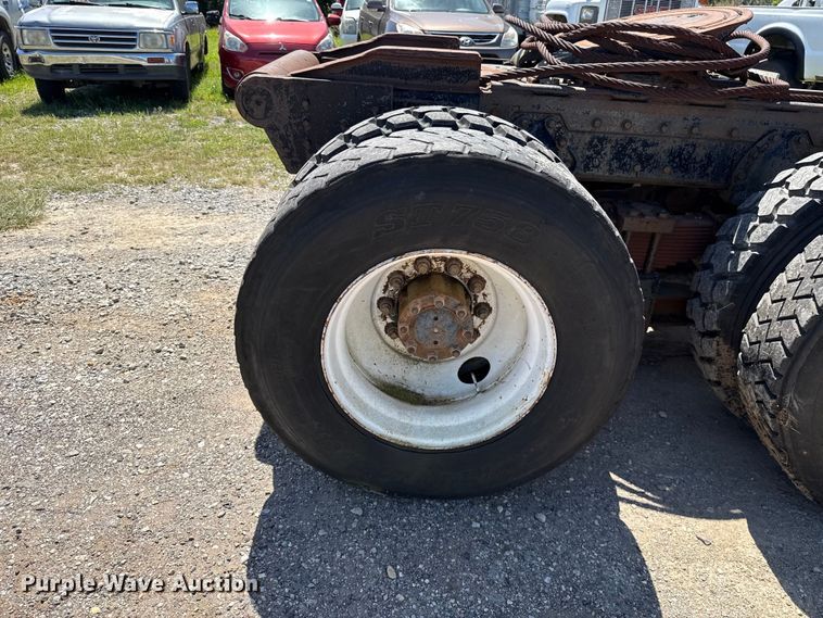 image for item ET6405 1991 International 2574 6X4 winch truck