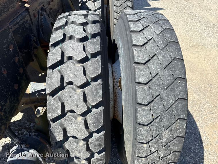 image for item ET6405 1991 International 2574 6X4 winch truck
