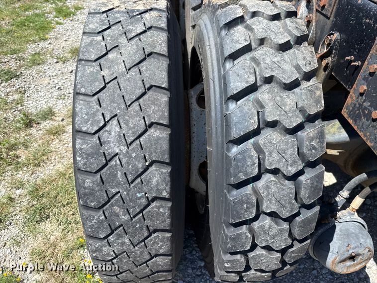 image for item ET6405 1991 International 2574 6X4 winch truck