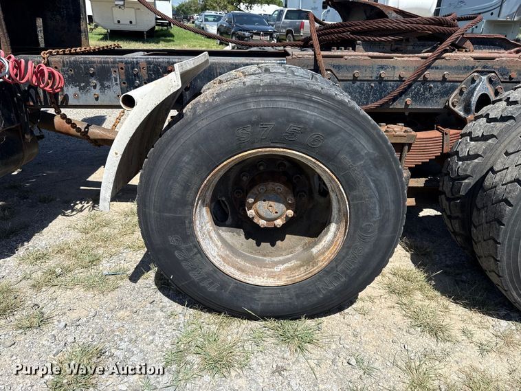 image for item ET6405 1991 International 2574 6X4 winch truck