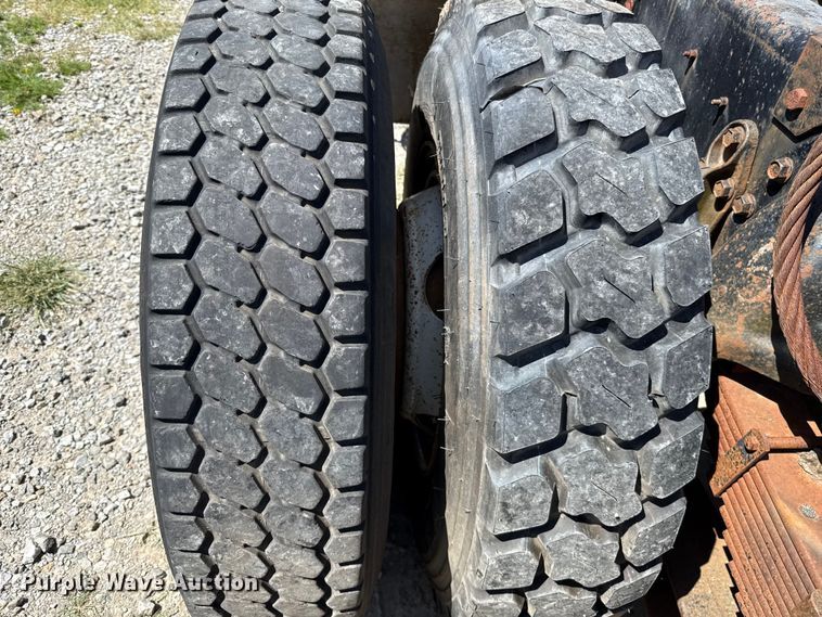 image for item ET6405 1991 International 2574 6X4 winch truck