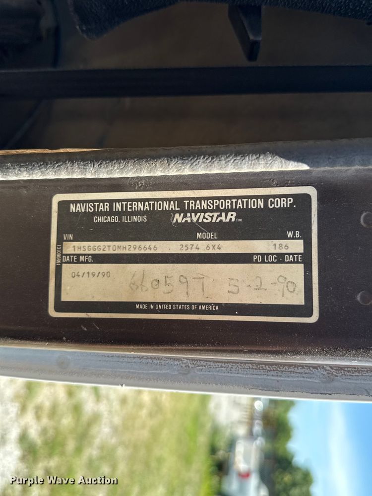 image for item ET6405 1991 International 2574 6X4 winch truck