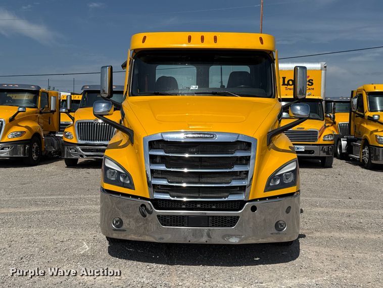 image for item ET6426 2023 Freightliner Cascadia 126 semi truck