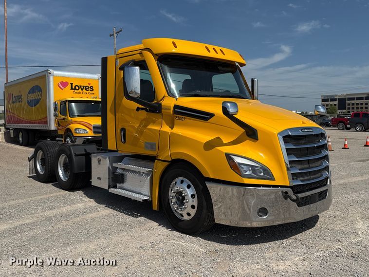 image for item ET6426 2023 Freightliner Cascadia 126 semi truck