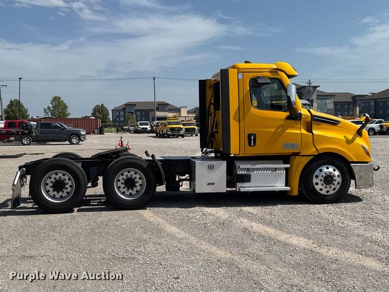 image for item ET6426 2023 Freightliner Cascadia 126 semi truck
