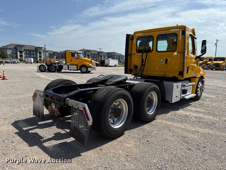 image for item ET6426 2023 Freightliner Cascadia 126 semi truck
