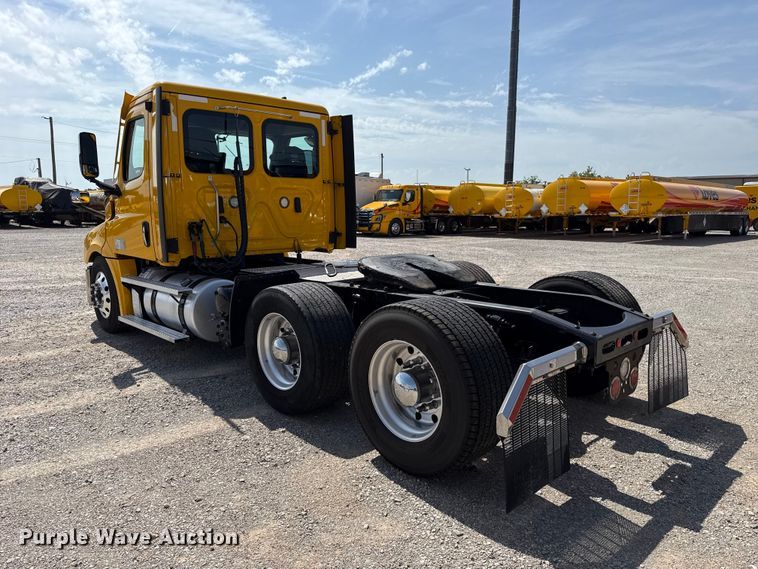 image for item ET6426 2023 Freightliner Cascadia 126 semi truck