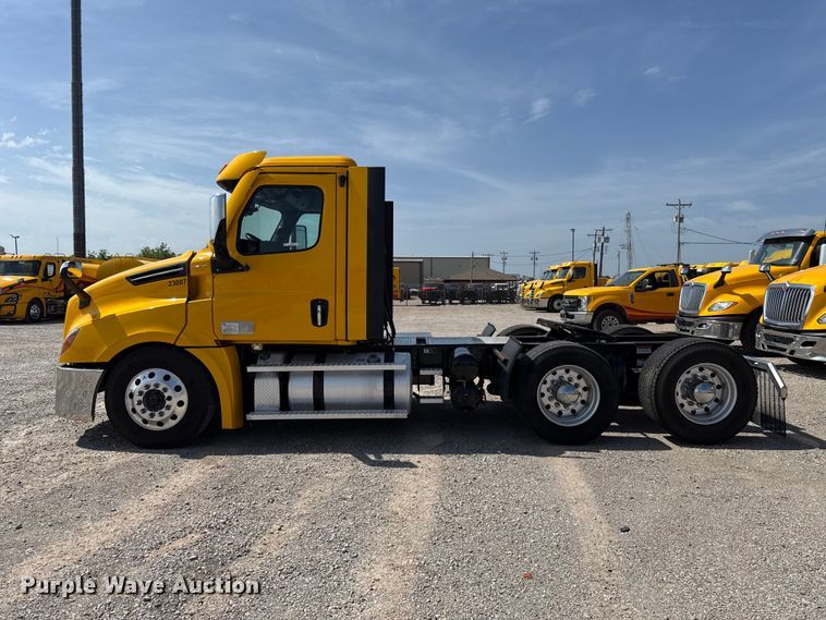image for item ET6426 2023 Freightliner Cascadia 126 semi truck