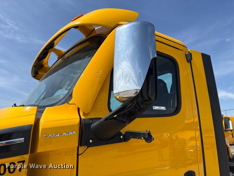 image for item ET6426 2023 Freightliner Cascadia 126 semi truck
