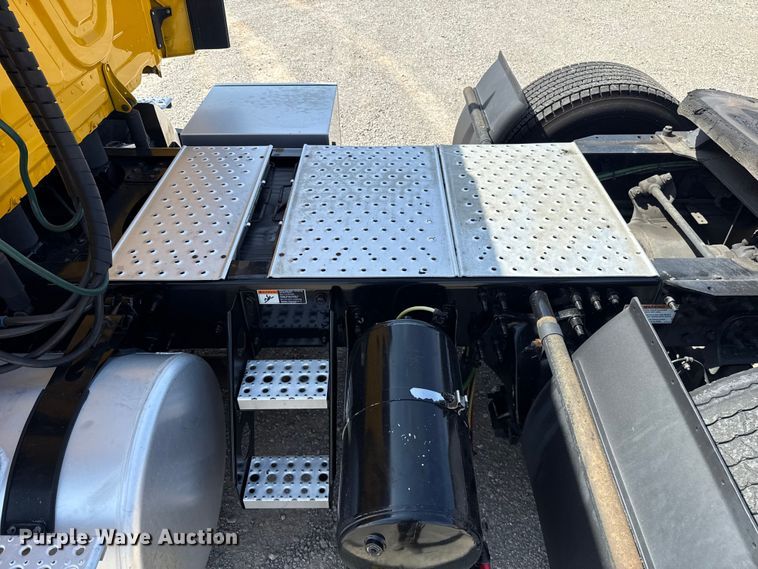 image for item ET6426 2023 Freightliner Cascadia 126 semi truck