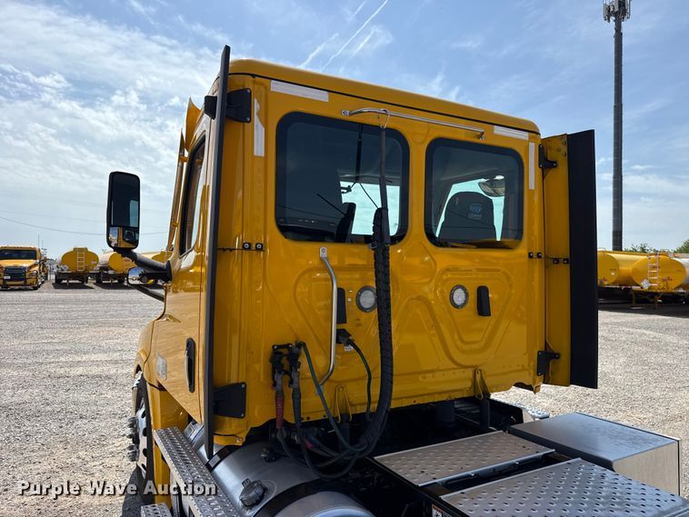 image for item ET6426 2023 Freightliner Cascadia 126 semi truck