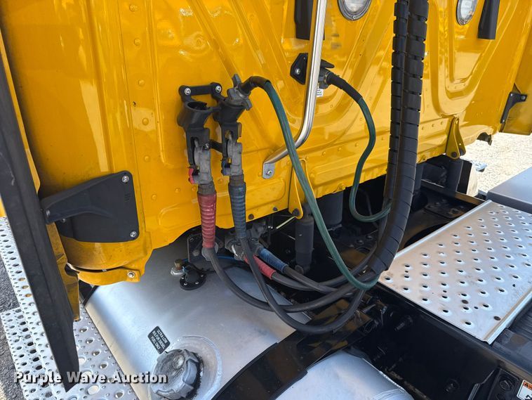 image for item ET6426 2023 Freightliner Cascadia 126 semi truck