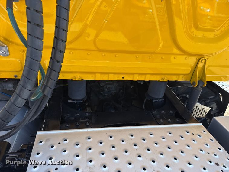 image for item ET6426 2023 Freightliner Cascadia 126 semi truck