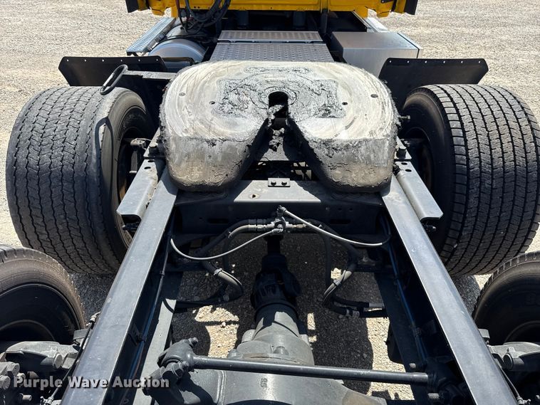 image for item ET6426 2023 Freightliner Cascadia 126 semi truck