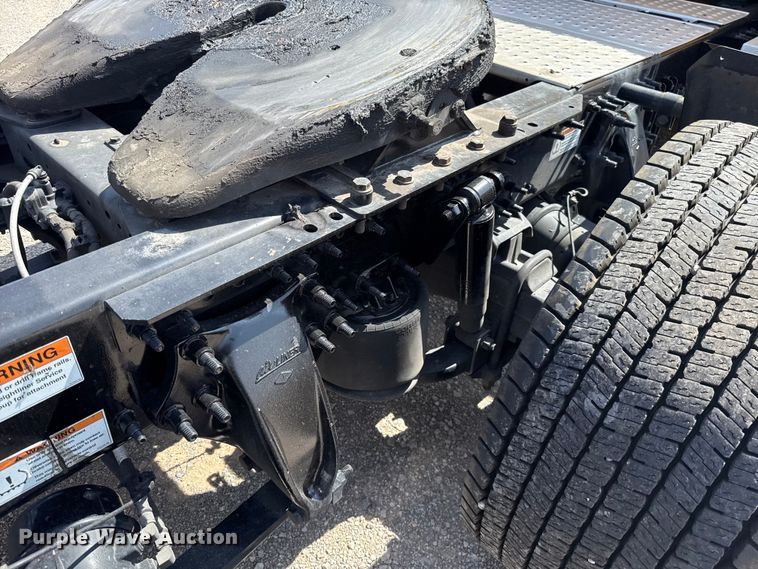 image for item ET6426 2023 Freightliner Cascadia 126 semi truck