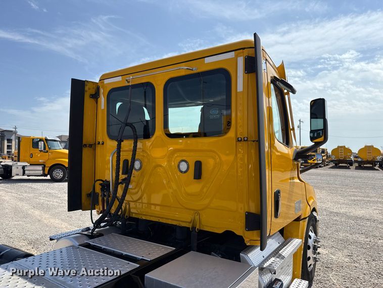 image for item ET6426 2023 Freightliner Cascadia 126 semi truck