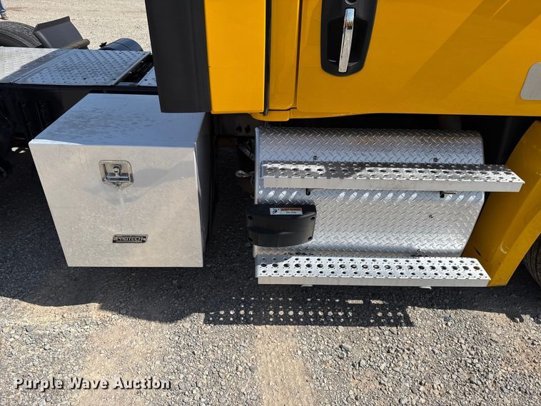 image for item ET6426 2023 Freightliner Cascadia 126 semi truck