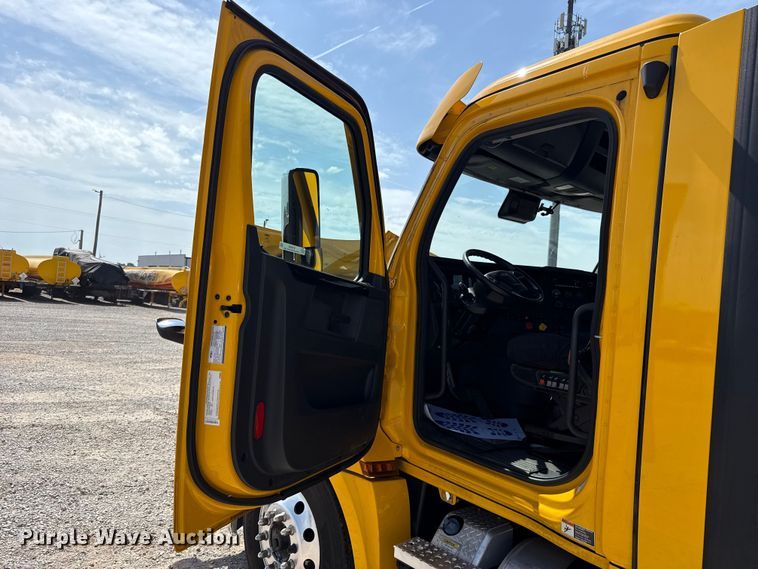 image for item ET6426 2023 Freightliner Cascadia 126 semi truck