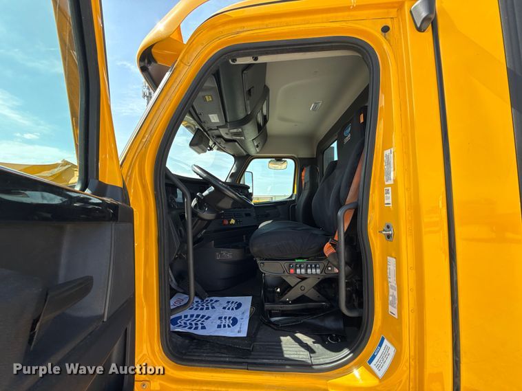 image for item ET6426 2023 Freightliner Cascadia 126 semi truck