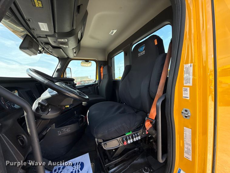 image for item ET6426 2023 Freightliner Cascadia 126 semi truck