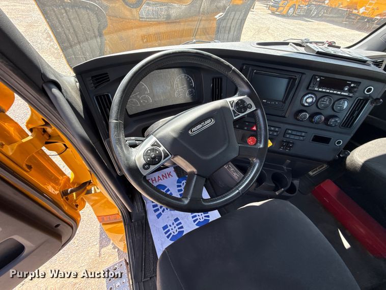 image for item ET6426 2023 Freightliner Cascadia 126 semi truck