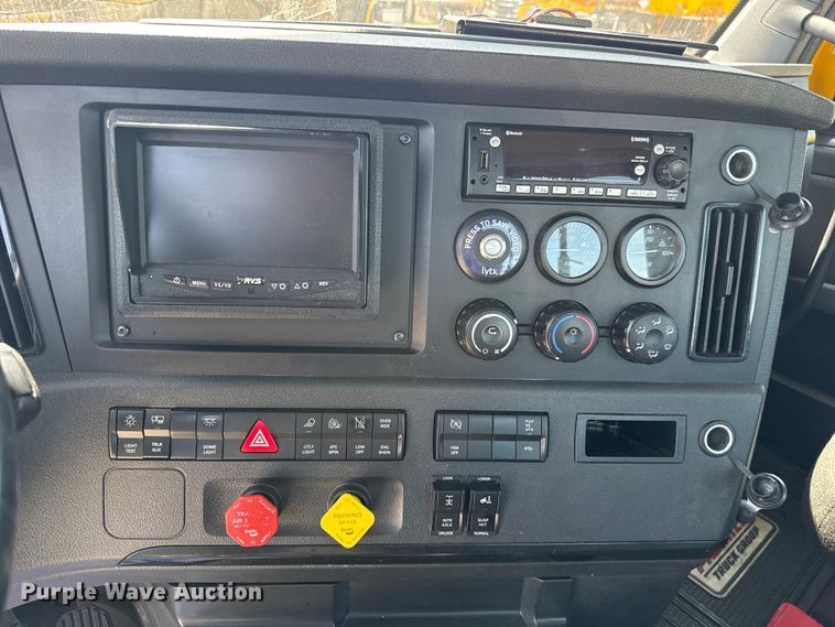 image for item ET6426 2023 Freightliner Cascadia 126 semi truck