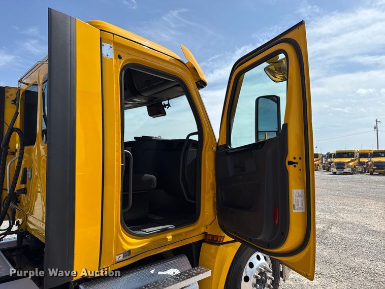 image for item ET6426 2023 Freightliner Cascadia 126 semi truck