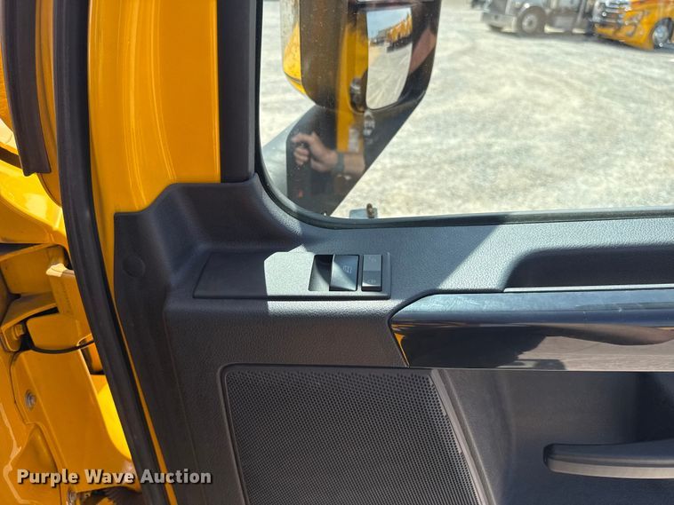 image for item ET6426 2023 Freightliner Cascadia 126 semi truck