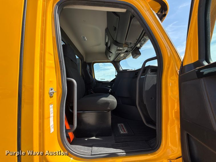 image for item ET6426 2023 Freightliner Cascadia 126 semi truck