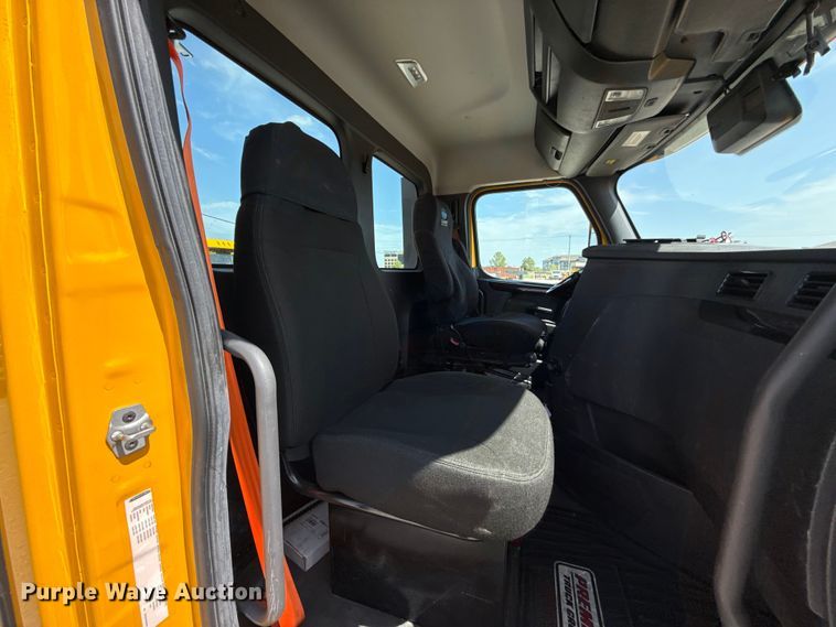 image for item ET6426 2023 Freightliner Cascadia 126 semi truck