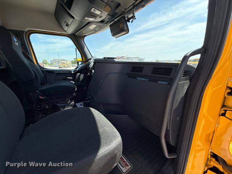 image for item ET6426 2023 Freightliner Cascadia 126 semi truck