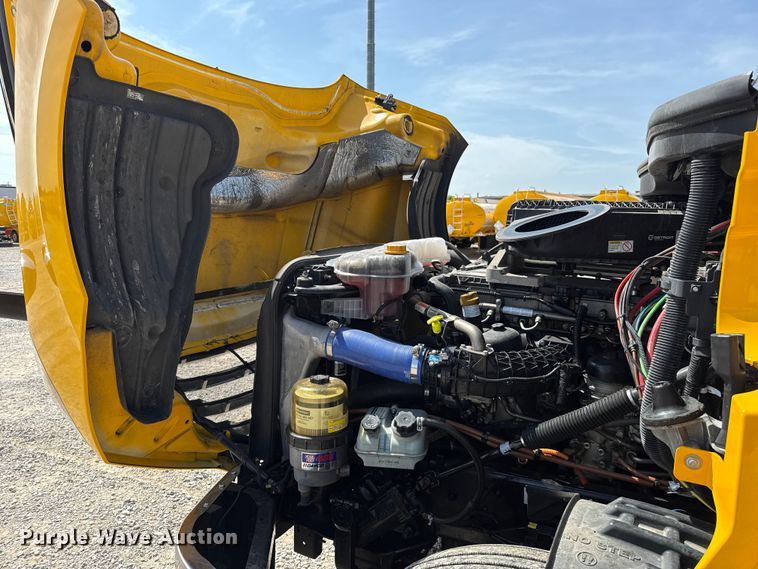 image for item ET6426 2023 Freightliner Cascadia 126 semi truck