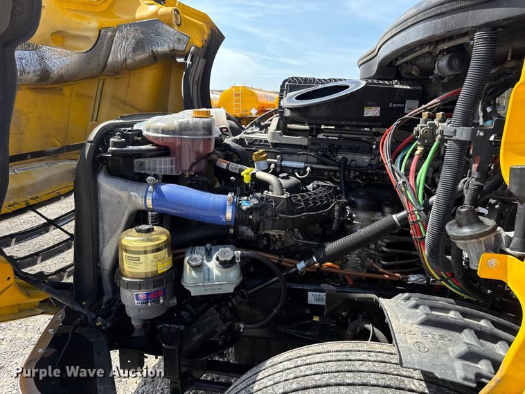 image for item ET6426 2023 Freightliner Cascadia 126 semi truck