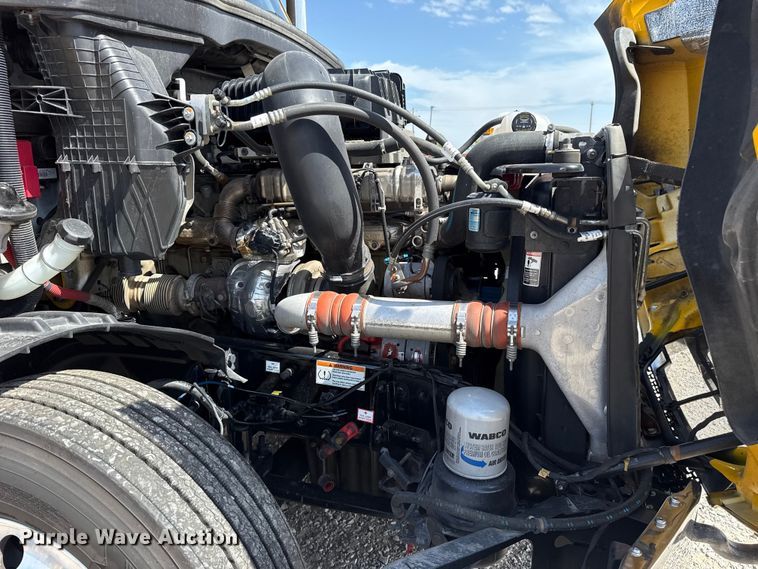 image for item ET6426 2023 Freightliner Cascadia 126 semi truck