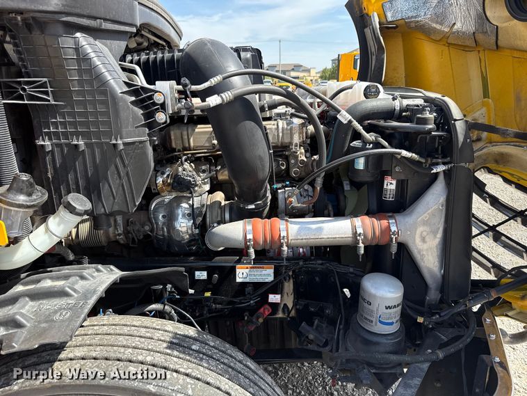 image for item ET6426 2023 Freightliner Cascadia 126 semi truck