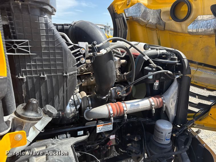 image for item ET6426 2023 Freightliner Cascadia 126 semi truck