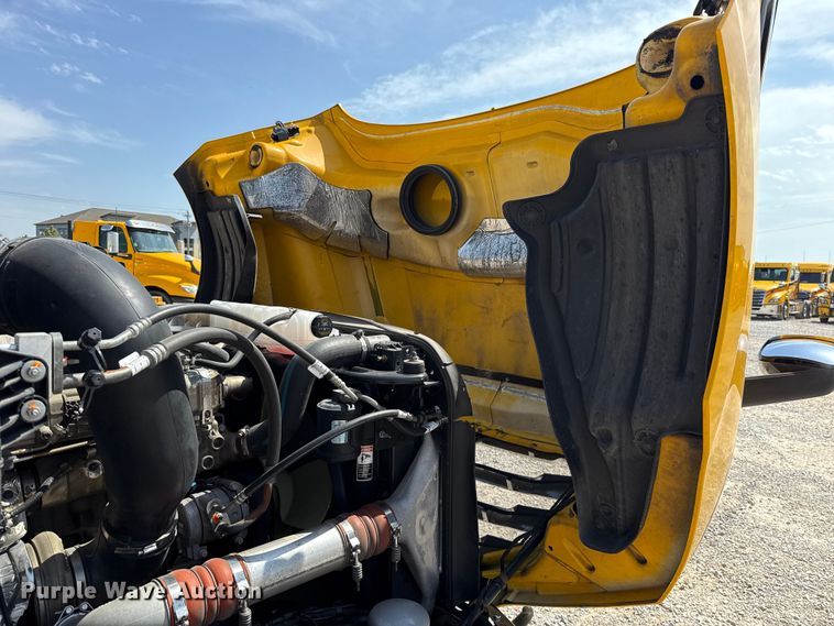 image for item ET6426 2023 Freightliner Cascadia 126 semi truck